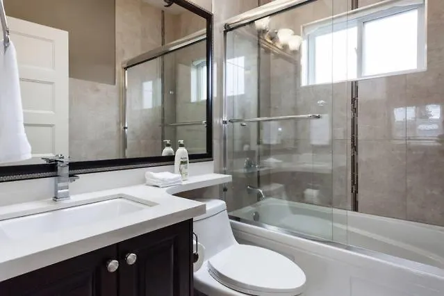 Rare Find Exquisitely New Quiet & Safe Skytrain Home Vancouver 0*,  Kanada