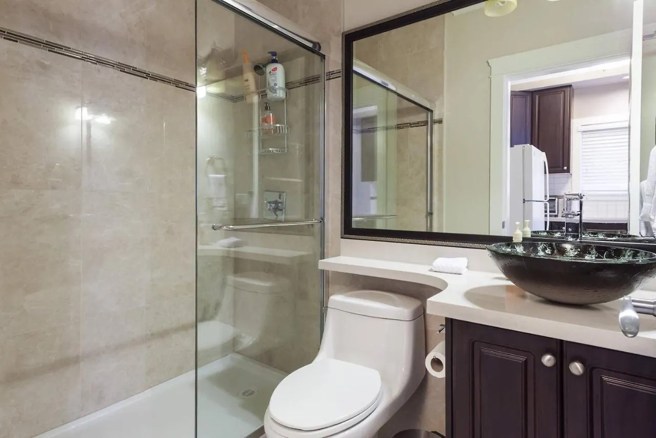 Konukevi Rare Find Exquisitely New Quiet & Safe Skytrain Home Vancouver Kanada